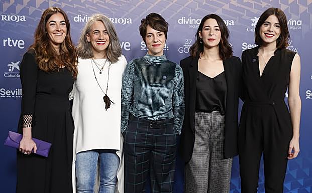 El equipo de 'Cuerdas' con su directora Estíbaliz Urresola en el centro, candidato a mejor largometraje. 