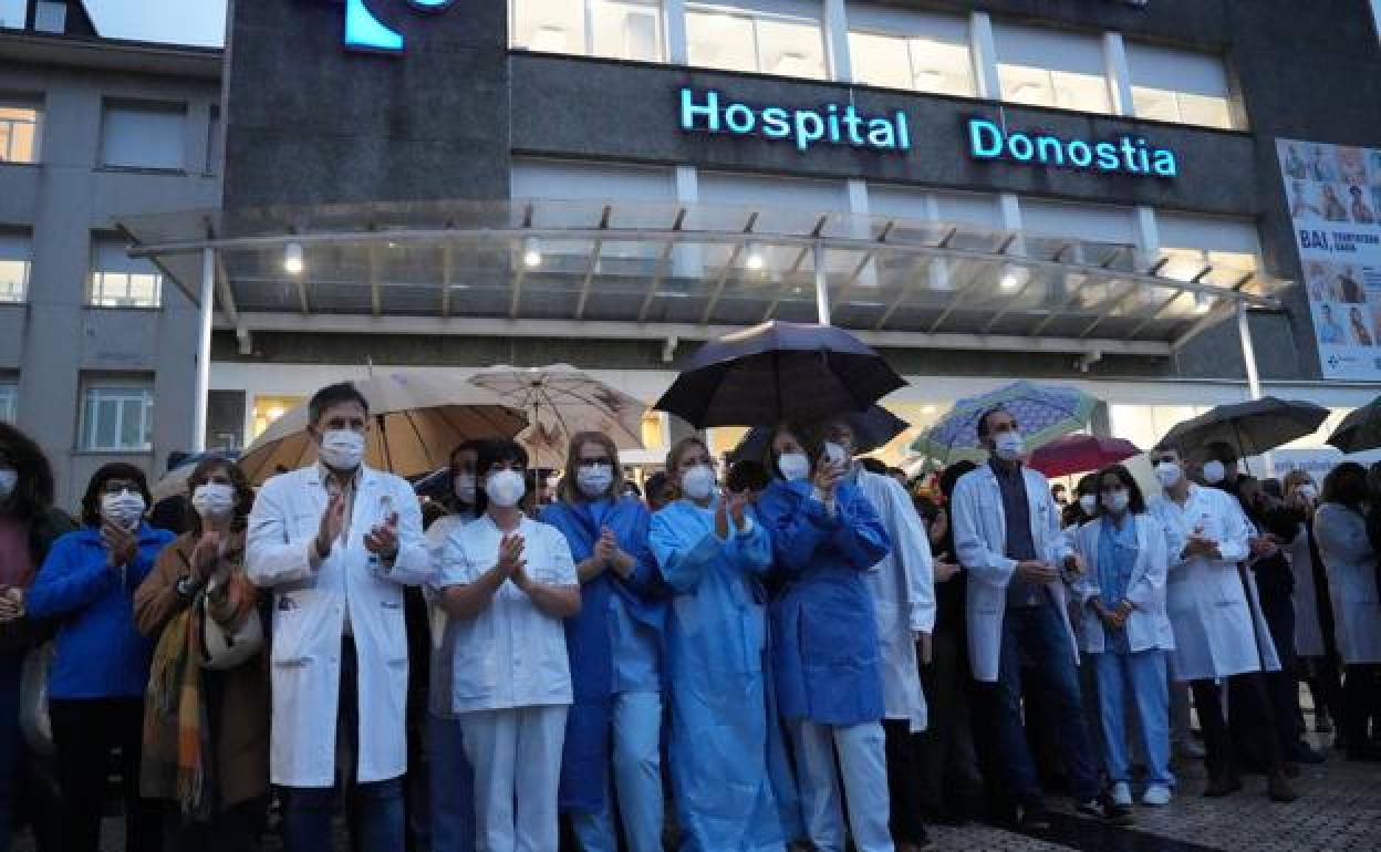 Un centenar de profesionales se concentró el miércoles a las puertas del Hospital Donostia.