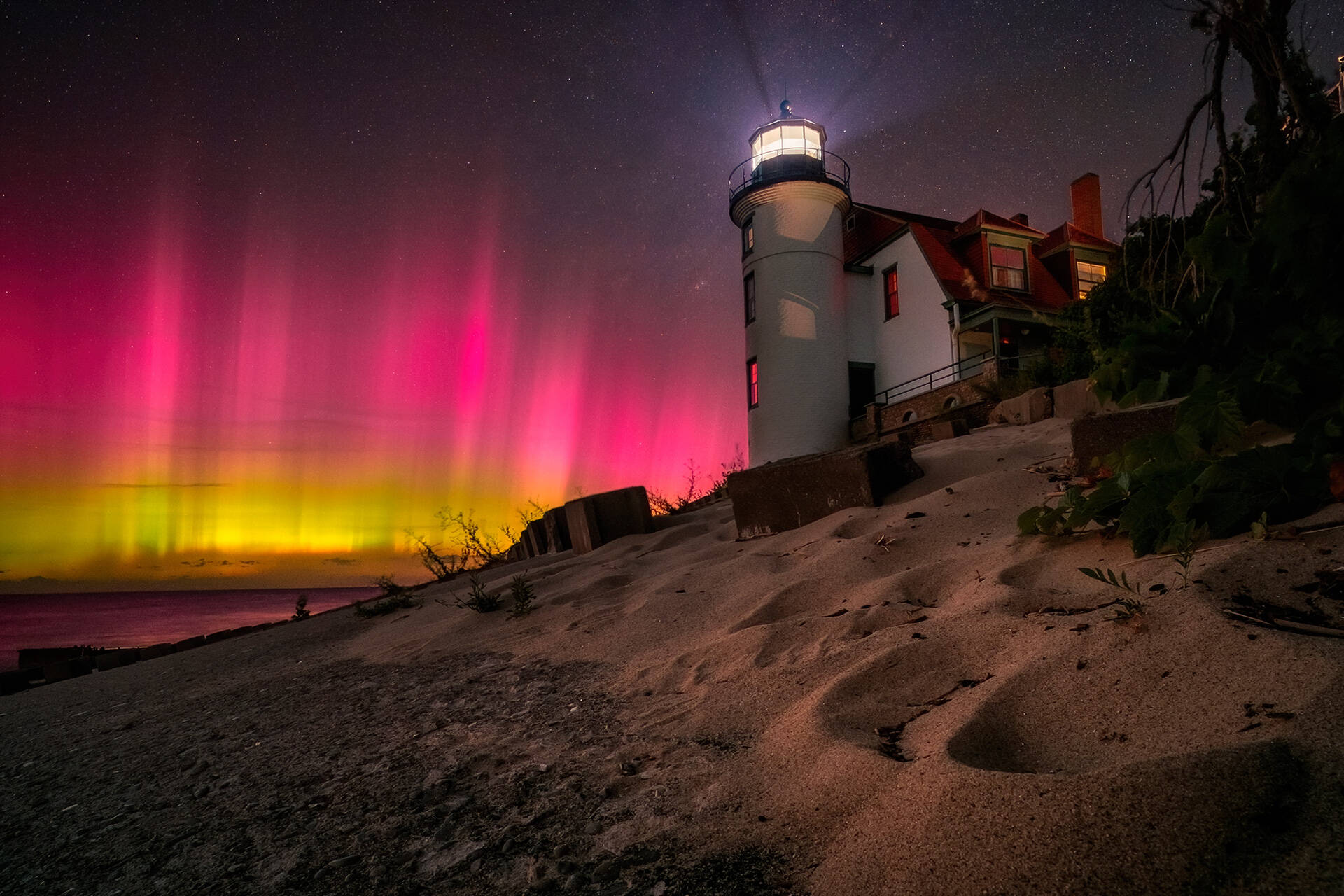 “Michigan Night Watch” – Faro de Point Betsie, en Fráncfort, Míchigan.