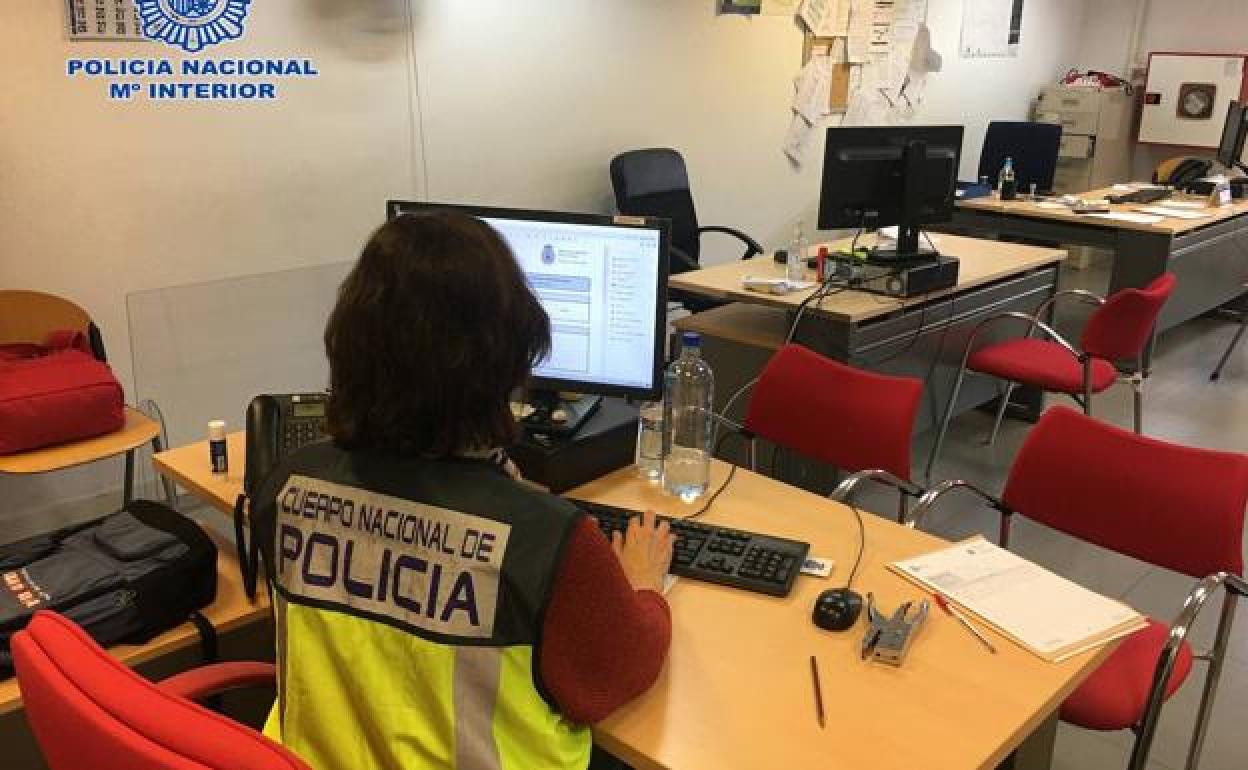 Una agente de la Policía Nacional trabaja en la operación. 