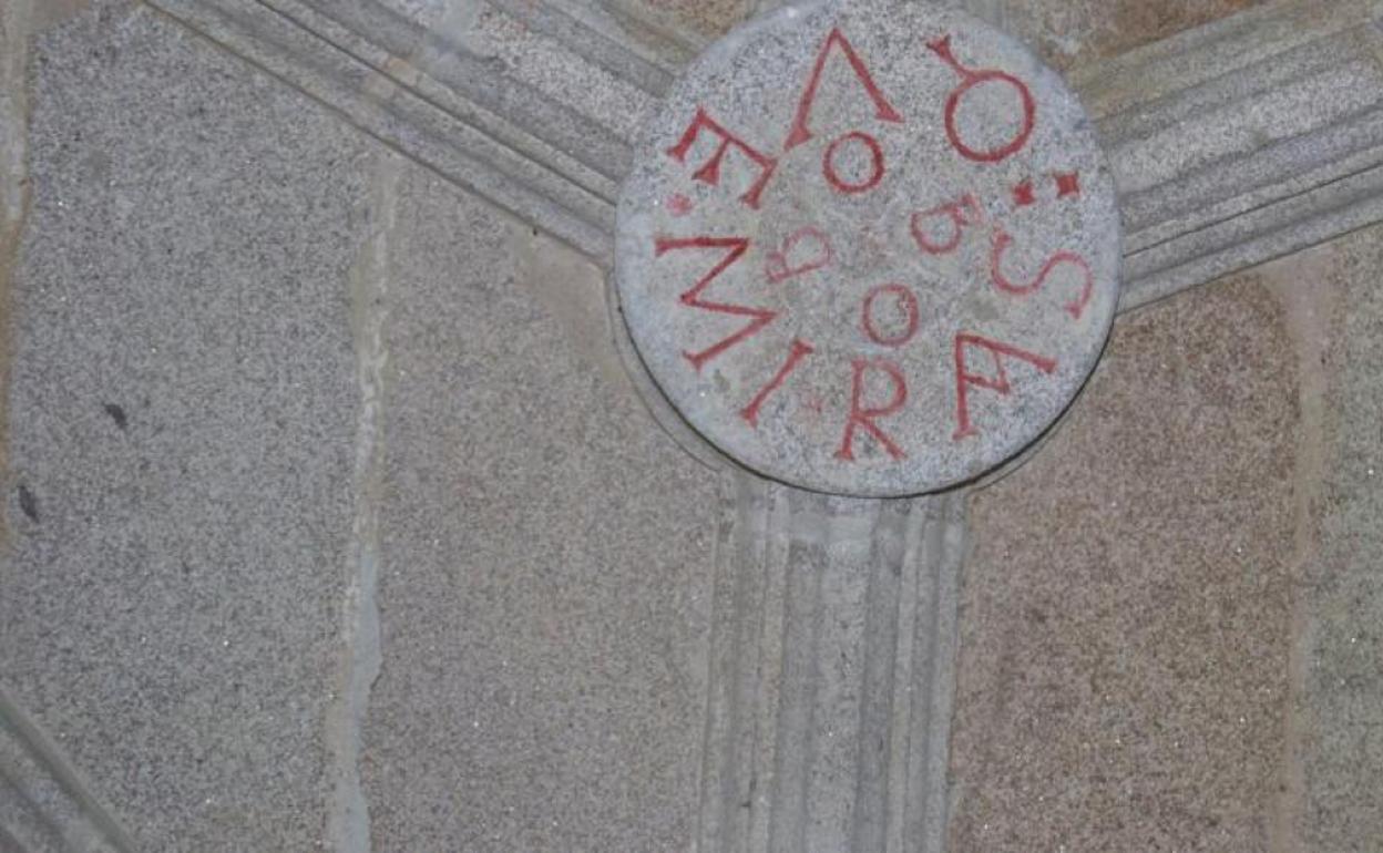 Las mismas palabras de Messi llevan siglos inscritas en letras rojas labradas en piedra en un monasterio gallego del siglo VI y reconstruido en el XVI. 