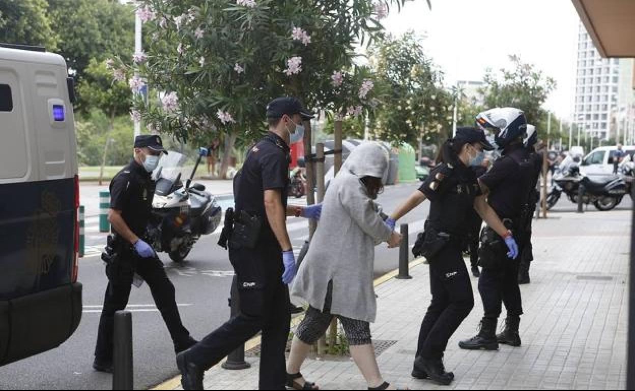 La acusada llegando a la Ciudad de la Justicia. 