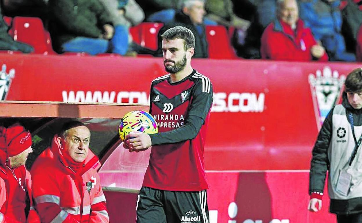 Raúl Parra, que podría dejar en breve el equipo rojillo para regresar al Cádiz, viaja hoy con la expedición a Alicante. 