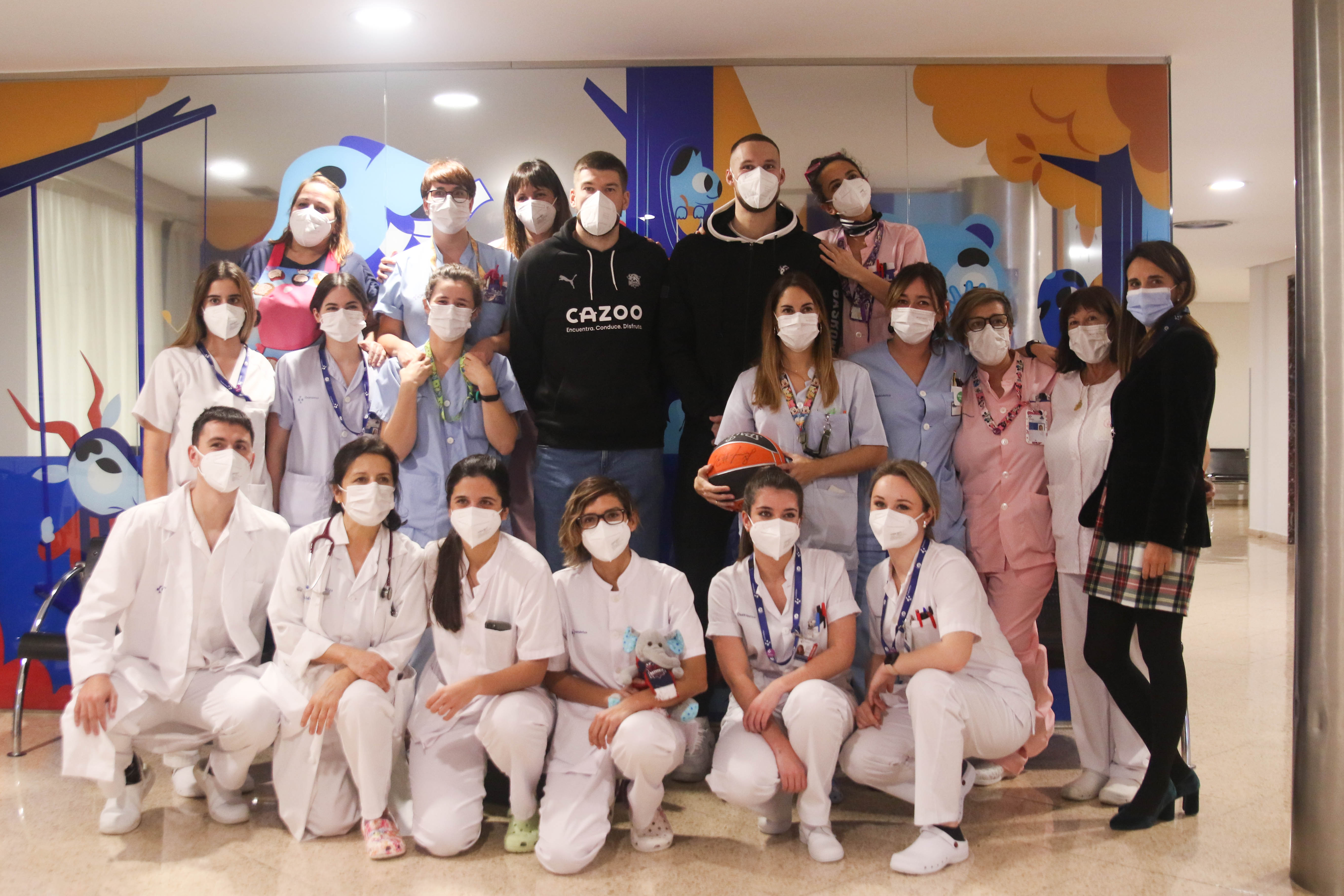 Fotos: Las imágenes de la visita de Giedraitis y Sedekerskis a Txagorritxu