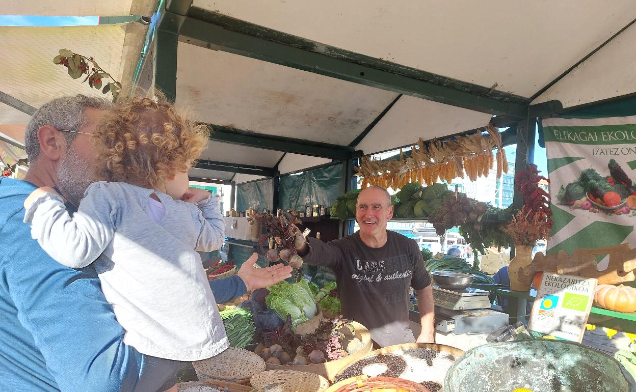 El productor de Markina, Alejandro Arrieta, atiende a un cliente en la feria de Lekeitio. 