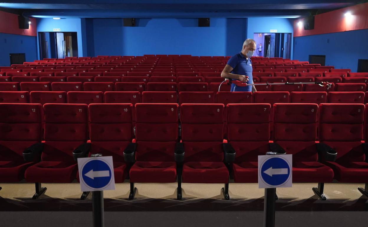 Los cines Zugaza de Durango, en la foto preparando su reapertura, fueron los primeros en abrir tras el covid. 