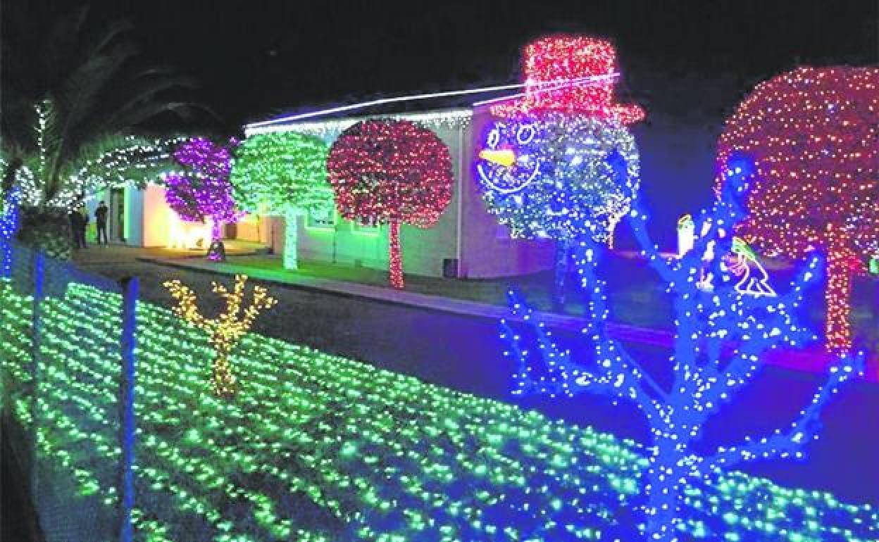 La casa de Francisco Cano, en Parbayón, cobra cada Navidad gran protagonismo debido a la espectacularidad de su decoración