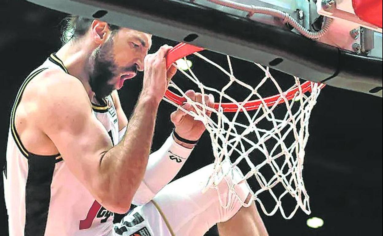 'Toko' se agarra del aro en un partido de esta campaña con el Virtus de Bolonia. 