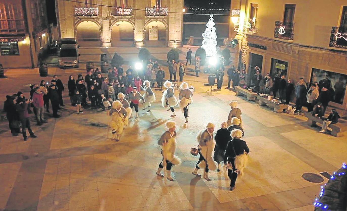 Labastida celebra este rito, que acaba con una hoguera y ofrecimientos al niño, antes de la Misa del Gallo. 