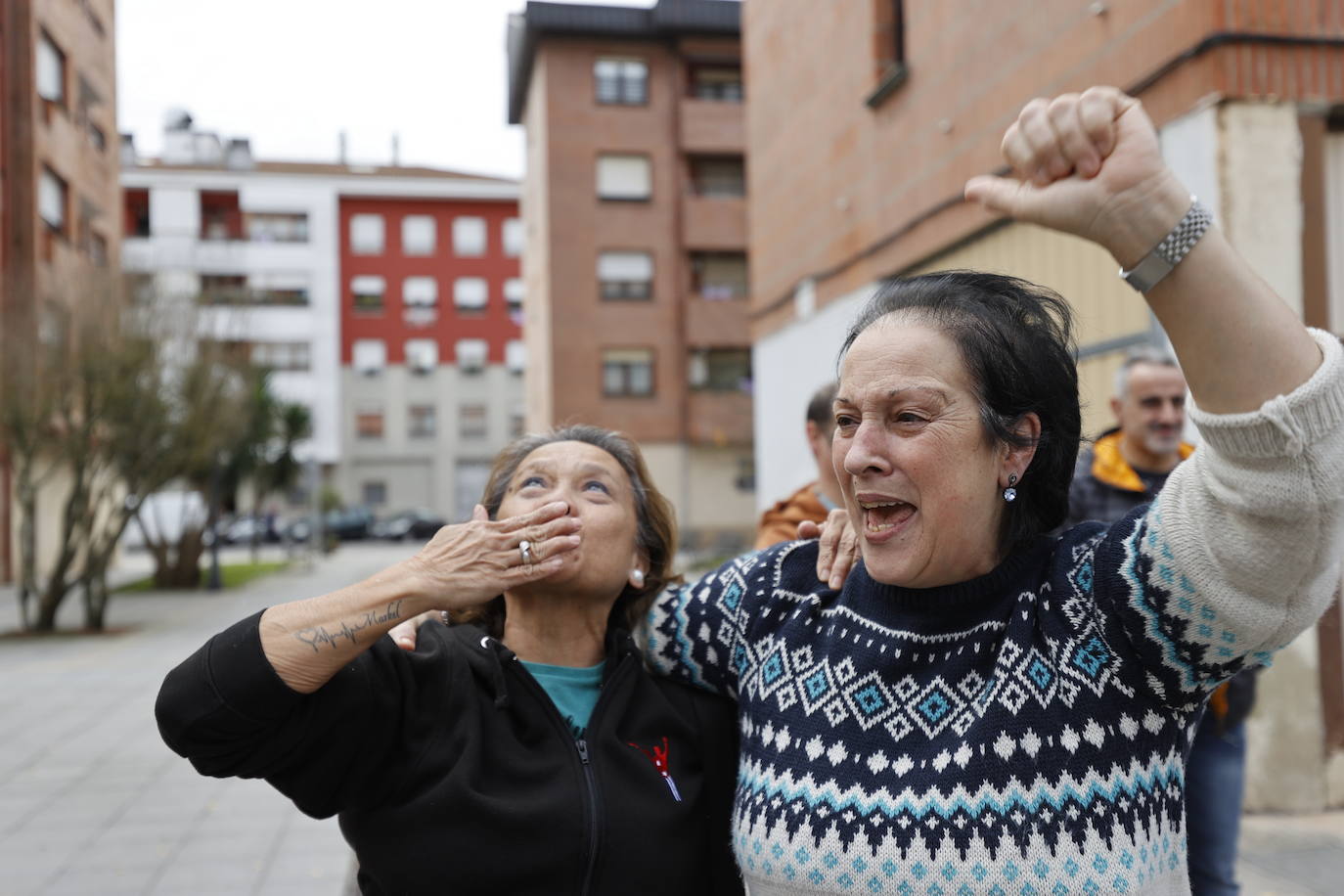 Dos mujeres se abrazan tras conocer que el 04074, vendido en Mungia, se ha llevado el segundo premio.