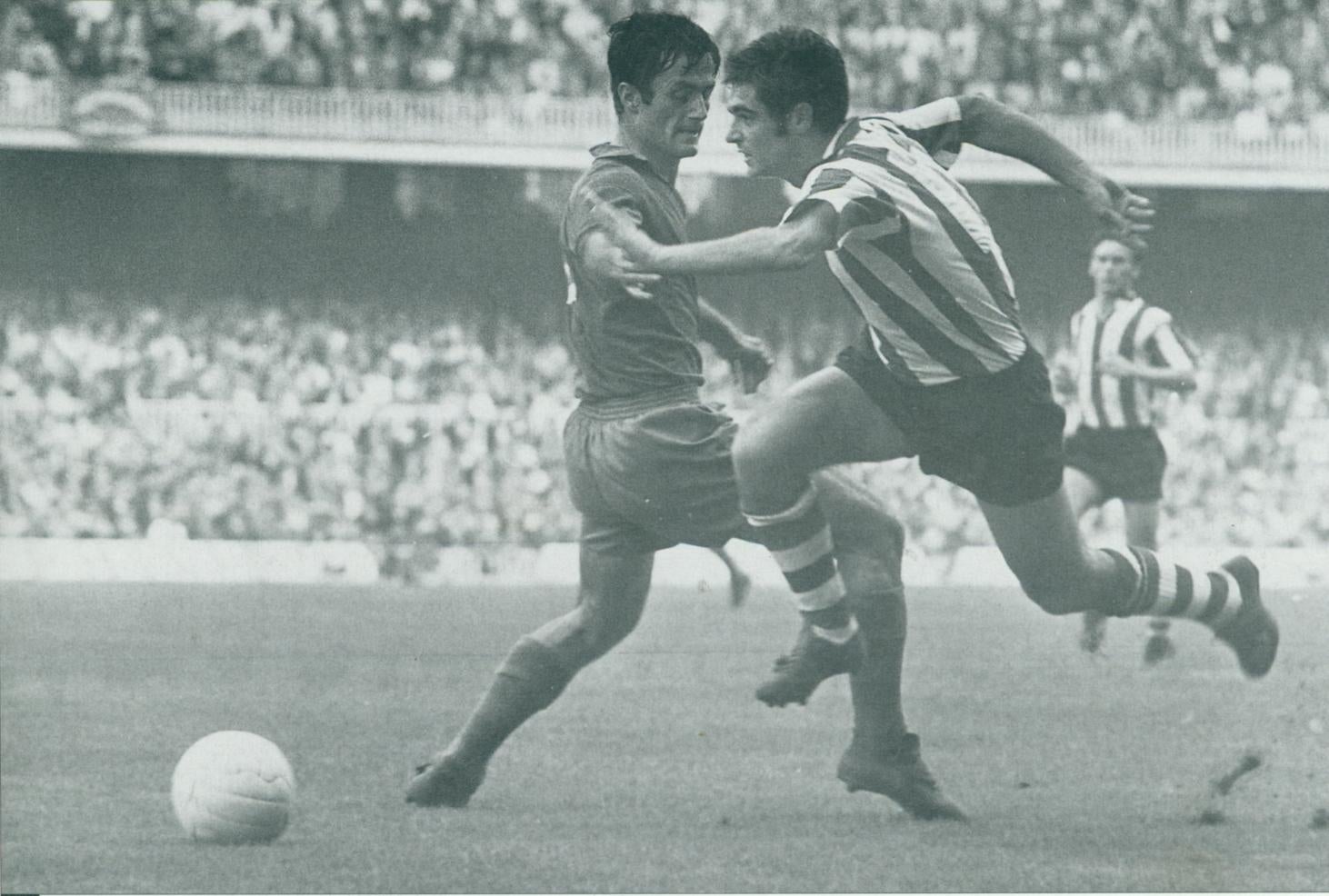 Rojo desborda al barcelonista Torres en el Nou Camp. Detrás, Clemente.