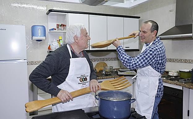 De izquierda a derecha, Jose Manuel Puelles y Jorge Díaz de Guereño, que apuestan por los platos de cucharón para que nadie se quede sin hambre en la sociedad gastronómica Artesilla.