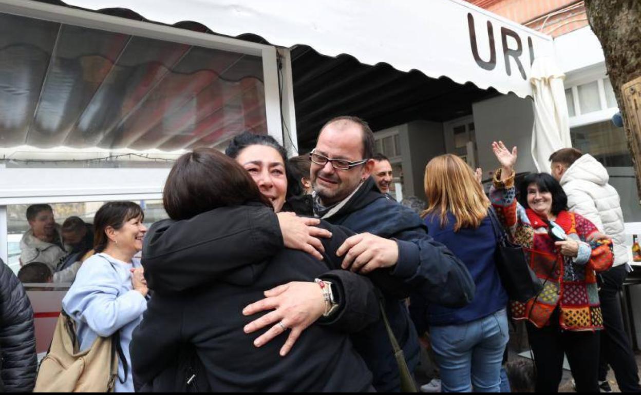 Los clientes del bar Uri que han comprado un décimo se abrazan al conocer el premio. 