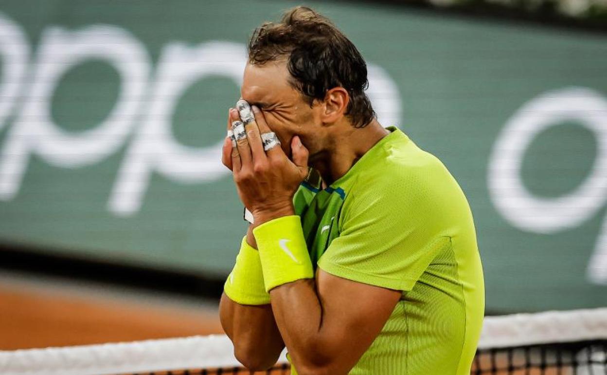 Rafa Nadal llora emocionado tras conquistar su decimocuarto Roland Garros. 