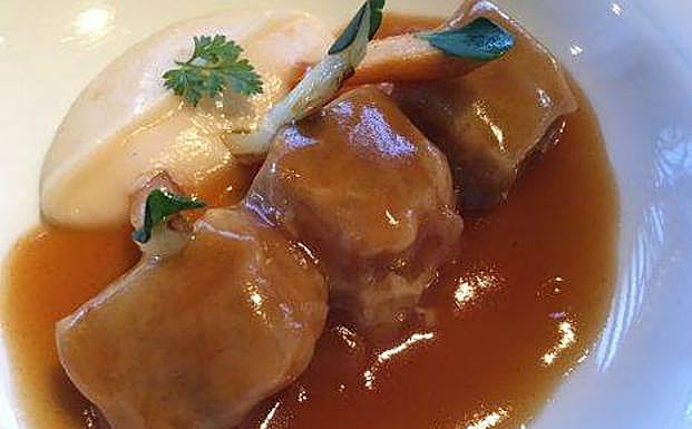 Manitas de ternera y verduras, la tradición de la cocina vasca elevada al Olimpo.