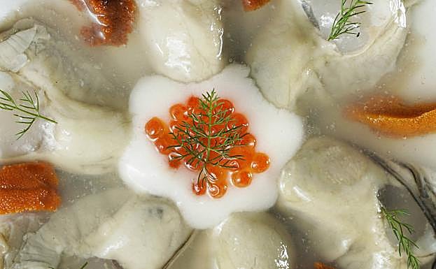 Ostras, huevas de erizo y gelée al eneldo, plato de la última carta de Zuberoa.