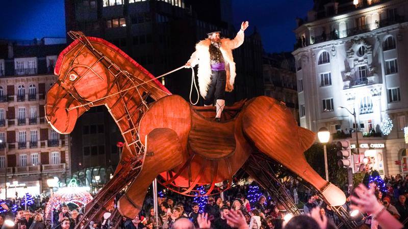 Fotos: Kalejira de Olentzero y Mari Domingi