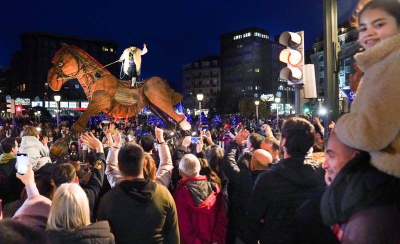 Fotos: Kalejira de Olentzero y Mari Domingi