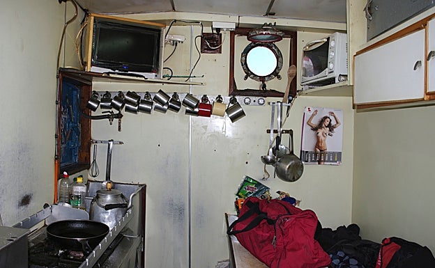 Ejemplo de una cocina cualquiera de un antiguo pesquero de bajura de la costa vasca. 