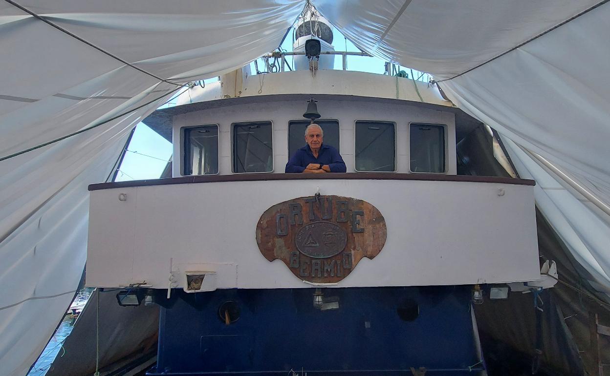 Jesús Urkidi posa en el puente de la embarcación de bajura 'Ortube' de Bermeo que se encuentra en proceso de restauración. 