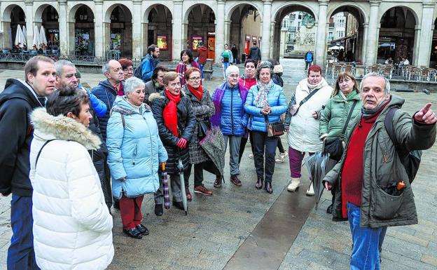 Voluntarios de VVP y Afaraba se conocieron en un tour por el centro de Vitoria en el que hablaron de su labor como cuidadores. 