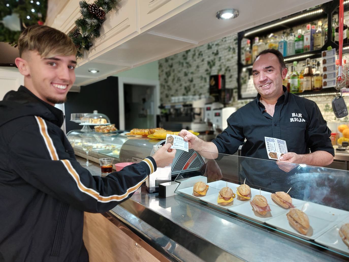 Javier Blanco vende un décimo del Niño en el bar Rioja