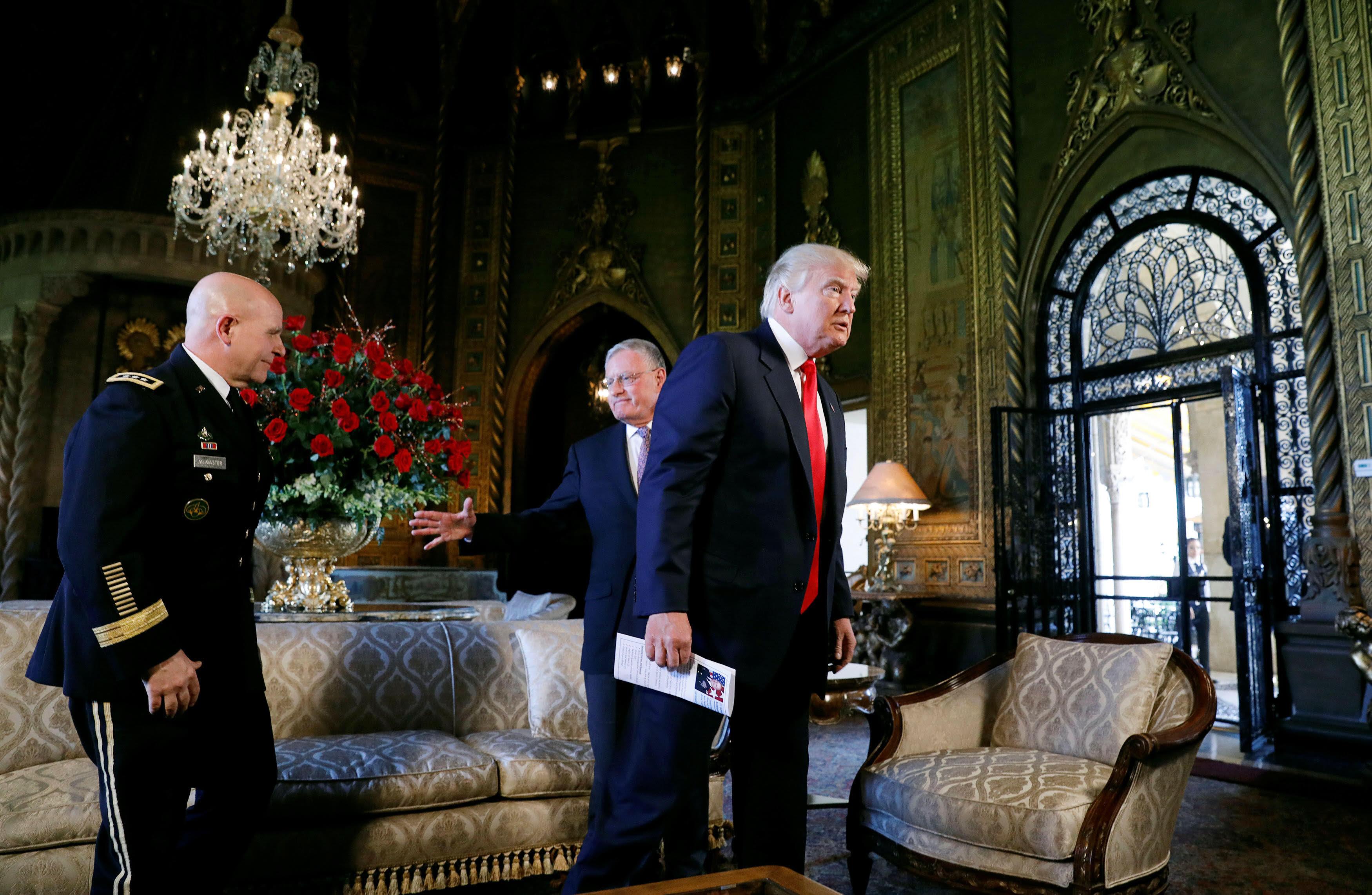 Donald Trump, en la lujosa antesala donde mantiene algunas de sus reuniones en Florida.