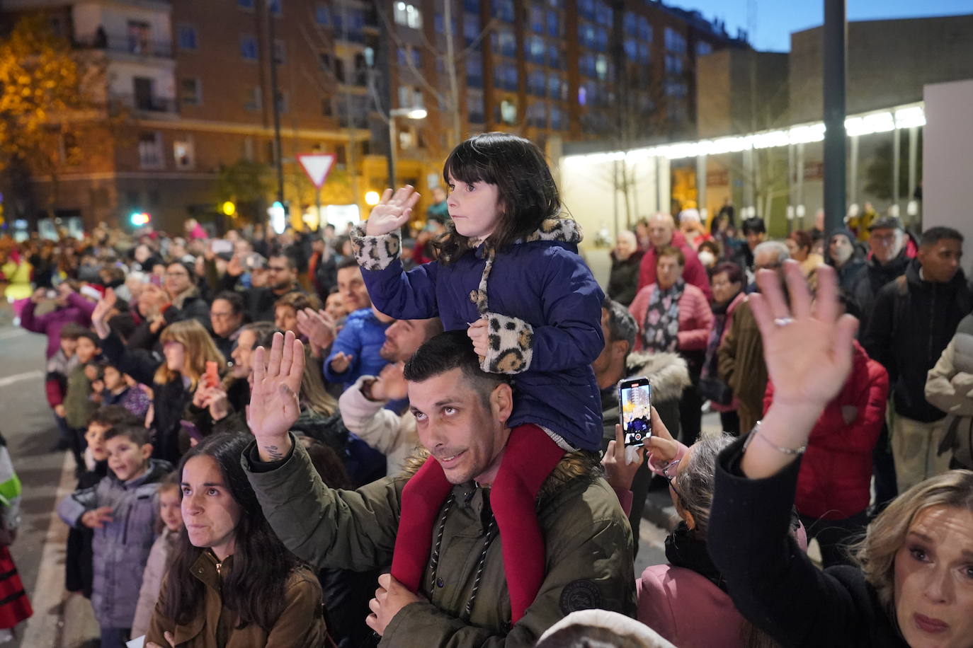 Fotos: Olentzero y Mari Domingi llenan Vitoria de sonrisas e ilusión