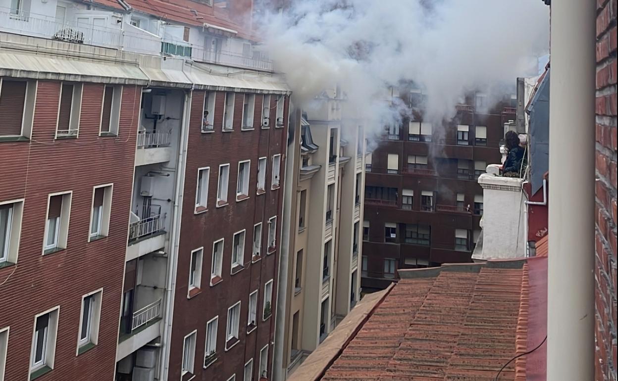 Dos personas atendidas por inhalación de humo en un incendio en un piso del centro de Bilbao