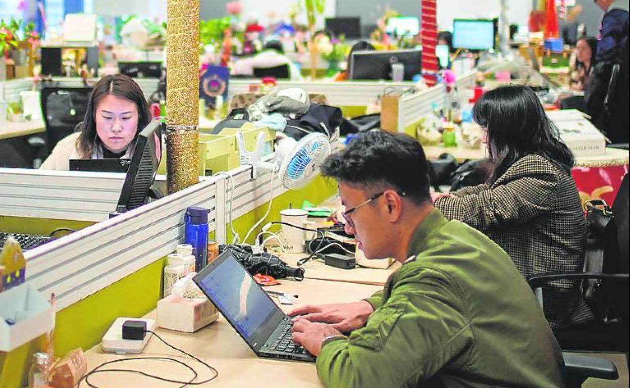 Trabajadores de una empresa china. 