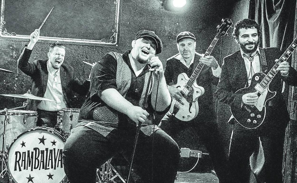 Jonathan Herrero llena el micrófono de potente voz durante una actuación de Rambalaya.