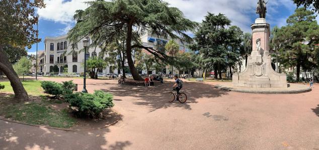 Montevideo (Uruguay). Son famosos sus viñedos, de variedades de uva como tannat o albariño, y con ellas se hace una especie de sangría de vino blanco que llaman clericó. Uruguay es también tierra de buenas carnes y, sobre todo, un destino relajante que invita a recorrer sus 650 kilómetros de costa, a saborear marisco fresco en ciudades como Colonia o a contemplar plácidamente el gigantesco río de la Plata.