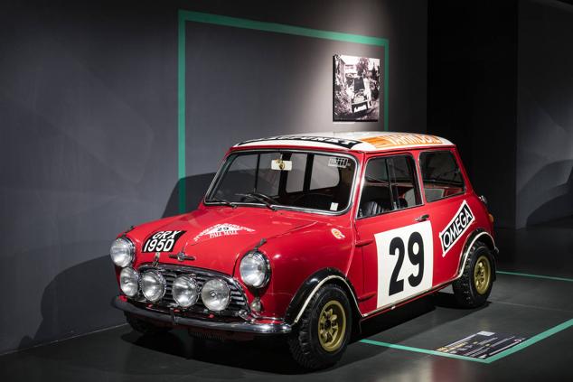 Mini Cooper S. El primer vehículo que se encuentra el visitante en la exposición ‘The golden age of rally’ del Museo Nacional del Automóvil de Turín es un ejemplar del Mini Cooper S que participó en el rally de Montecarlo de 1966 y ganó al año siguiente el de 1.000 Lagos en Finlandia con Tommi Mäkinen al volante. Fue una victoria memorable porque al coche se le rompieron las correas de retención del capó, que se levantaba y tapaba la luna, por lo que Mäkinen, con la asistencia de su compatriota Pekka Keskitalo como copiloto, tuvo que hacer parte de la carrera mirando por las ventanillas laterales. 