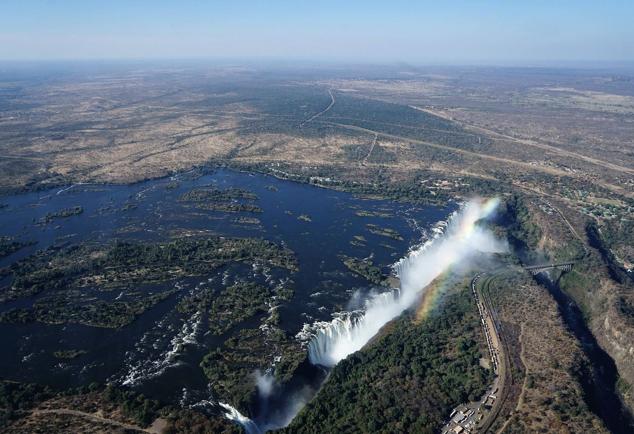 Zambia. Lo que todos van a ver cuando visitan Zambia son las cataratas Victoria y para eso hay que volar hasta Livingstone. Allí están los espectaculares saltos de agua que sirven de frontera con Zimbabue, y un puente que permite atravesar algunos a pie. Una experiencia mágica es hacer un crucero al atardecer por el río Zambeze, entre hipopótamos y elefantes, o hacer un safari por el parque nacional Mosi-oa-Tunya.