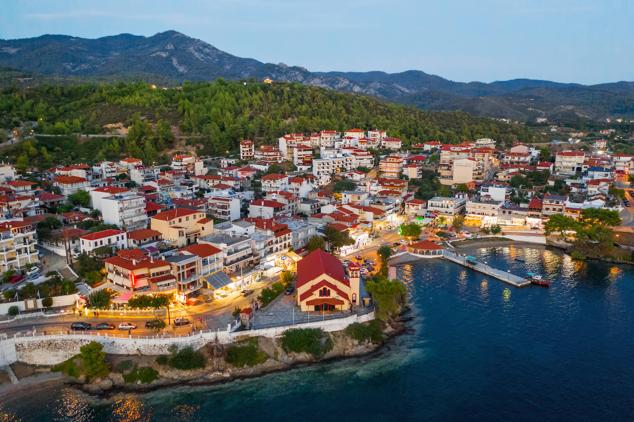 Calcídica (Grecia). La Calcídica está formada por tres penínsulas más pequeñas. Casandra atrae sobre todo a los jóvenes, por sus chiringuitos y su litoral lleno de lugares con tumbonas, y música. Sitonia está orientada a familias y aficionados al aire libre, con playas más salvajes. Y Athos, más alejado del turismo convencional, que esconde senderos ancestrales, cascadas ocultas y algunos buenos rincones para degustar vino local y pescado fresco.