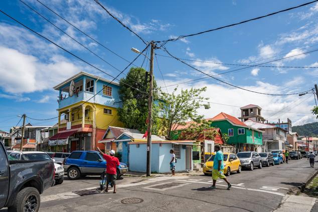 Dominica (Caribe). La población se dedica todavía a la agricultura y a la pesca y esto se traduce en una cocina fresca y saludable. Dominica es también una isla termal: nueve volcanes han creado una gran actividad geotermal y muchas fuentes termales que se pueden disfrutar recorriendo alguna de las rutas de senderismo que surcan la isla.