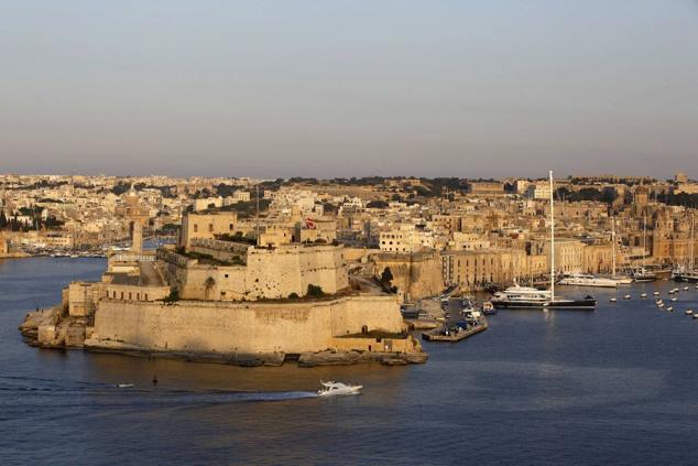 Malta. En pleno corazón del Mediterráneo, es uno de los países más pequeños de Europa, y reúne en pocos kilómetros muchos atractivos, que van desde su interesante historia, su patrimonio artístico en La Valeta, su buena mesa o sus numerosas iglesias repartidas por toda la isla.
