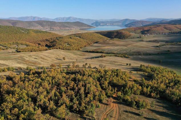 Albania. Viajar hasta allí es todavía una aventura. Tras muchas décadas de fronteras cerradas, en 1991 empezó a recuperarse para el turismo, pero sigue siendo poco visitado, una tierra agreste con una historia que se remonta a una época de leyendas envueltas en brumas. Aquí se puede disfrutar de un Mediterráneo auténtico sin las multitudes de Grecia, de un país rural con un corazón montañoso y una costa fantástica y todavía sin explotar.
