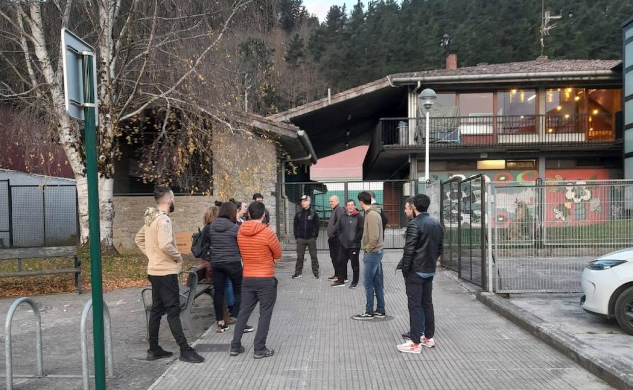 Los aficionados al pádel hacen cola todos los lunes en Gardea para reservar las pistas. 