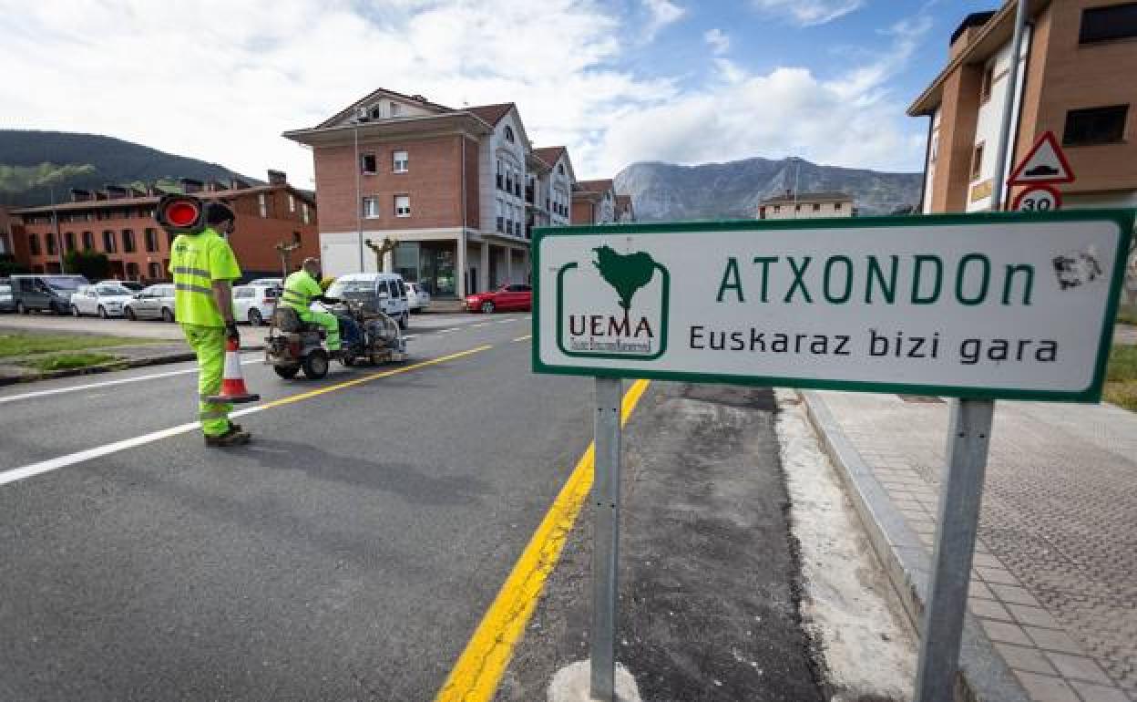 Entrada a la pequeña localidad de Atxondo 