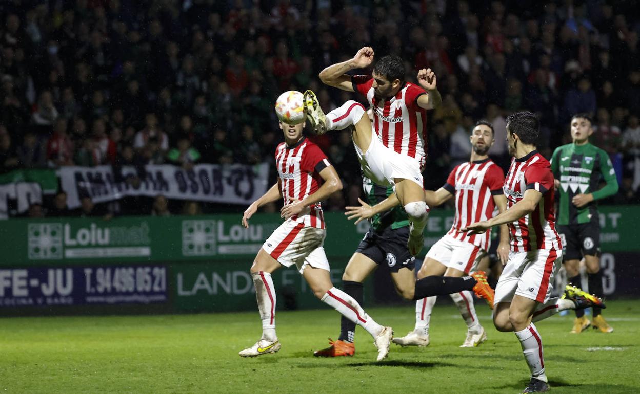 Raúl García marca el gol que clasificó al Athletic en Sestao.