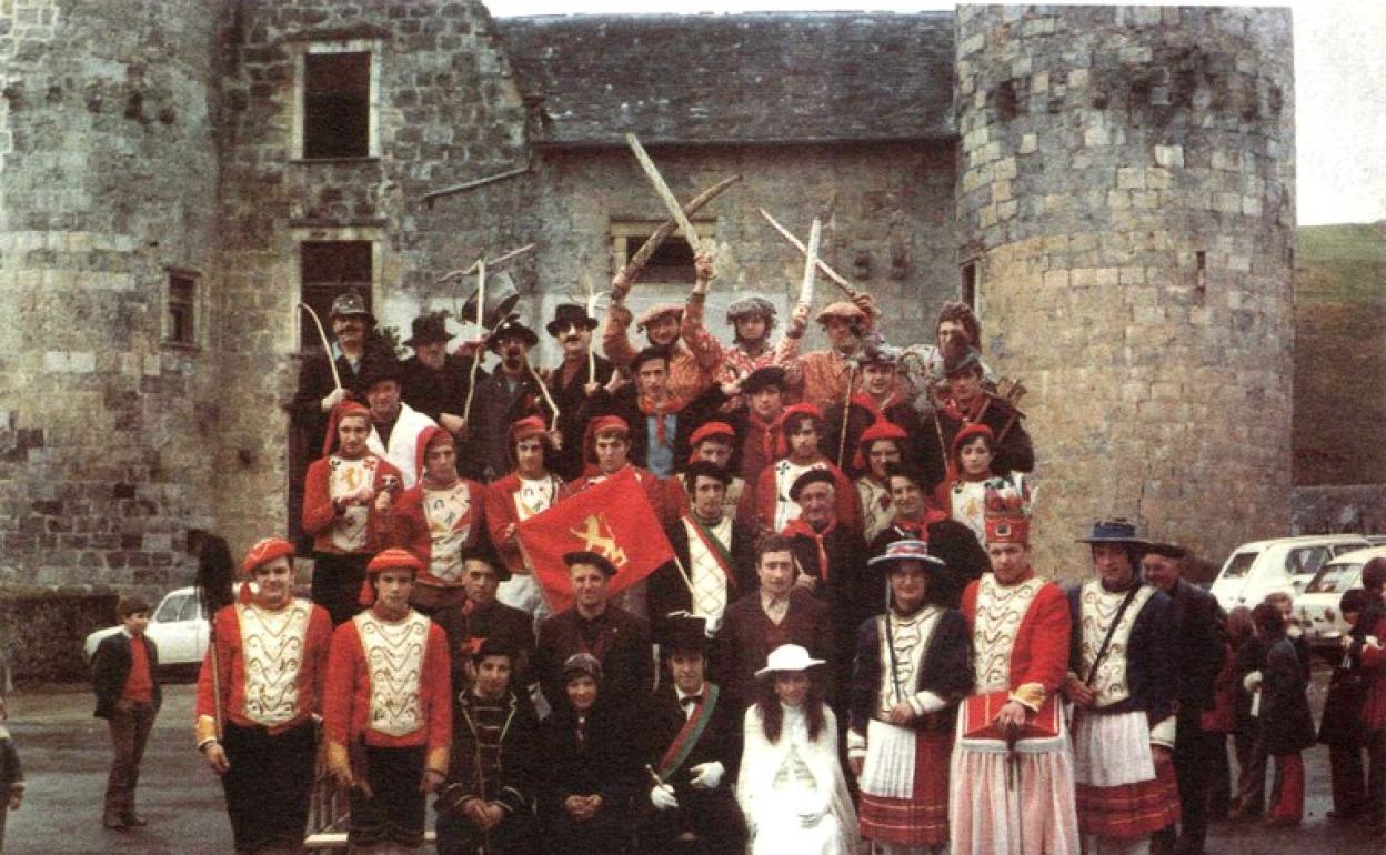 Maskaradak esaten zaie plurala erabiliz euskal hizkuntzan ospakizun oro izendatzeko erabilitako izena delako. 