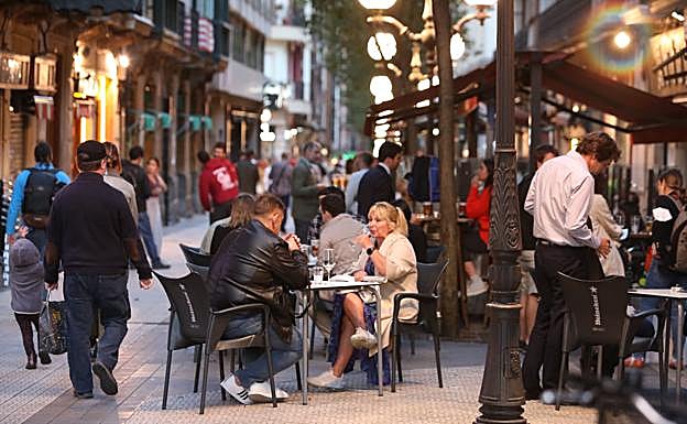 La guerra del zurito en Bilbao sorprende a los clientes: «Es una faena»