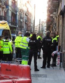 Imagen secundaria 2 - La zona, acordonada por varios agentes de Policía