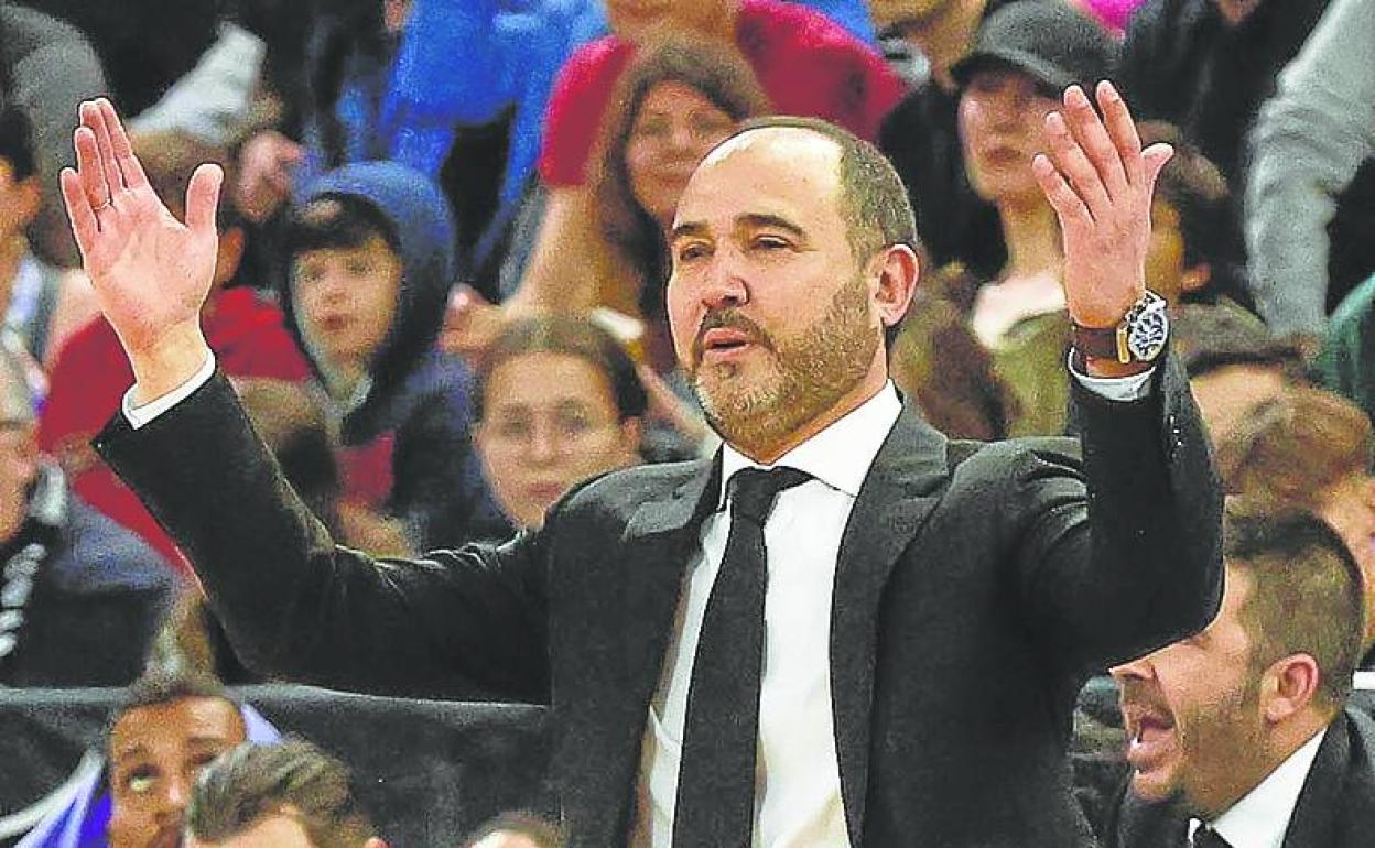 Chus Mateo abre los brazos en señal de protesta. 