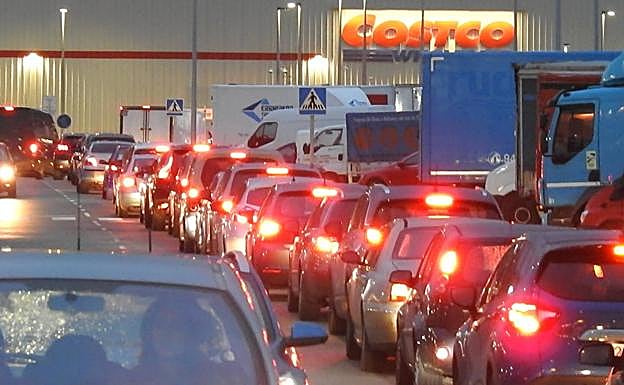 Imágenes de las colas frente a la gasolinera Costco esta tarde