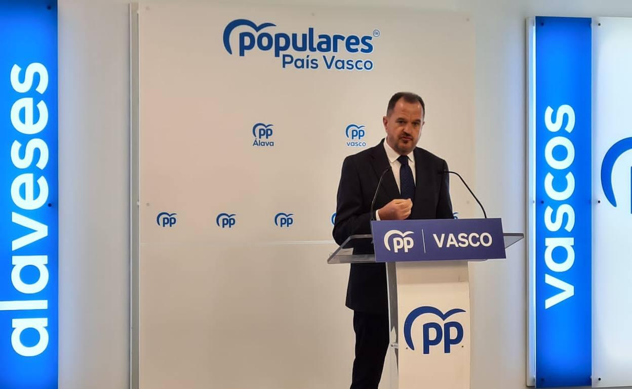El presidente del PP vasco, Carlos Iturgaiz, en la sede alavesa del PP.