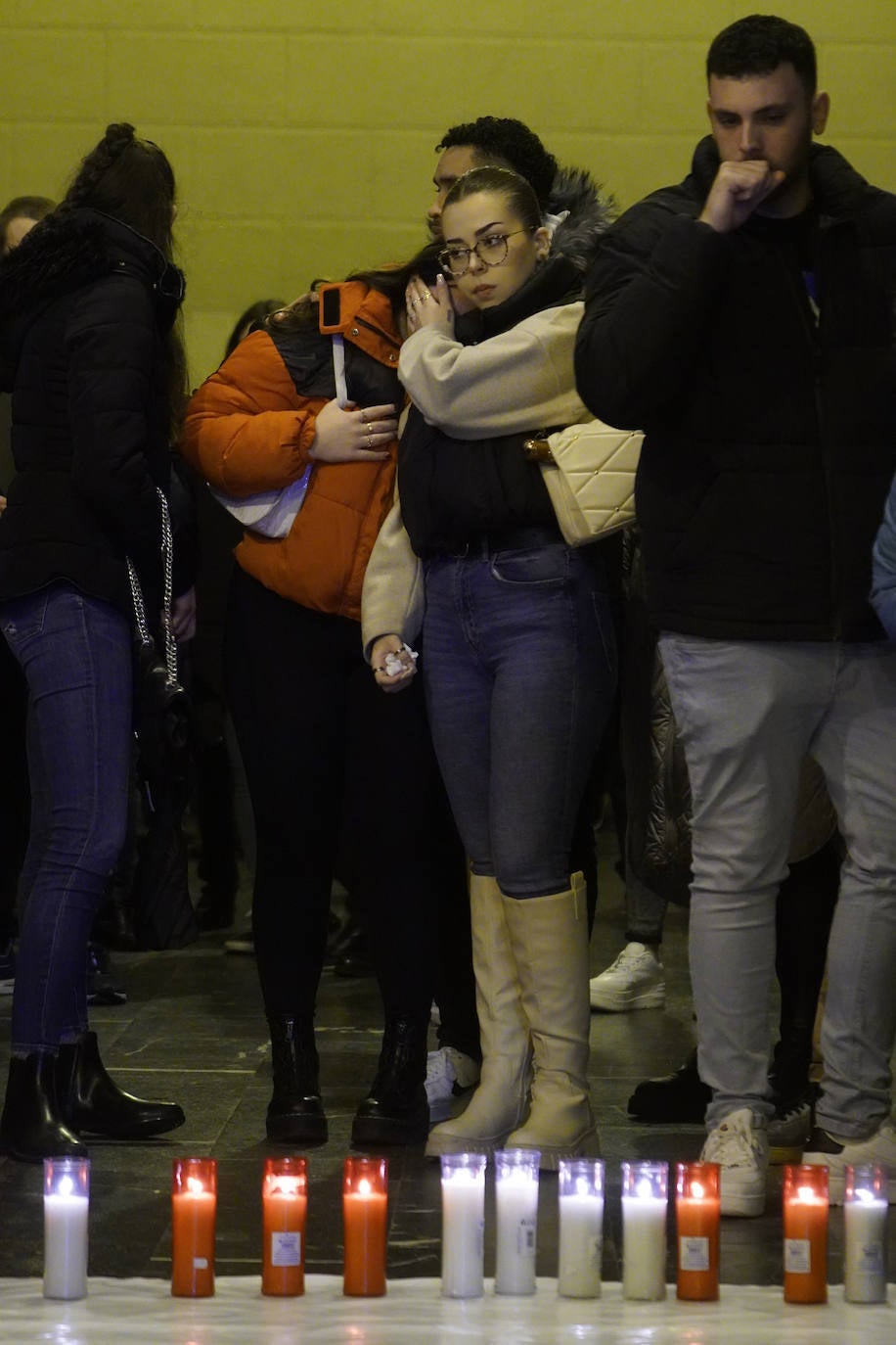 Una joven consuela a otra durante el homenaje.