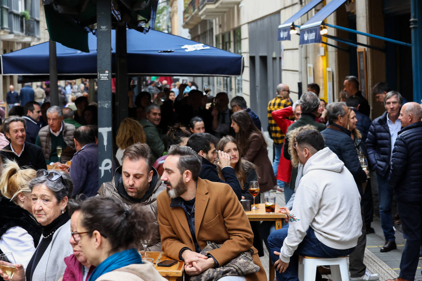 La calle Ledesma, en Bilbao, bastante llena. 