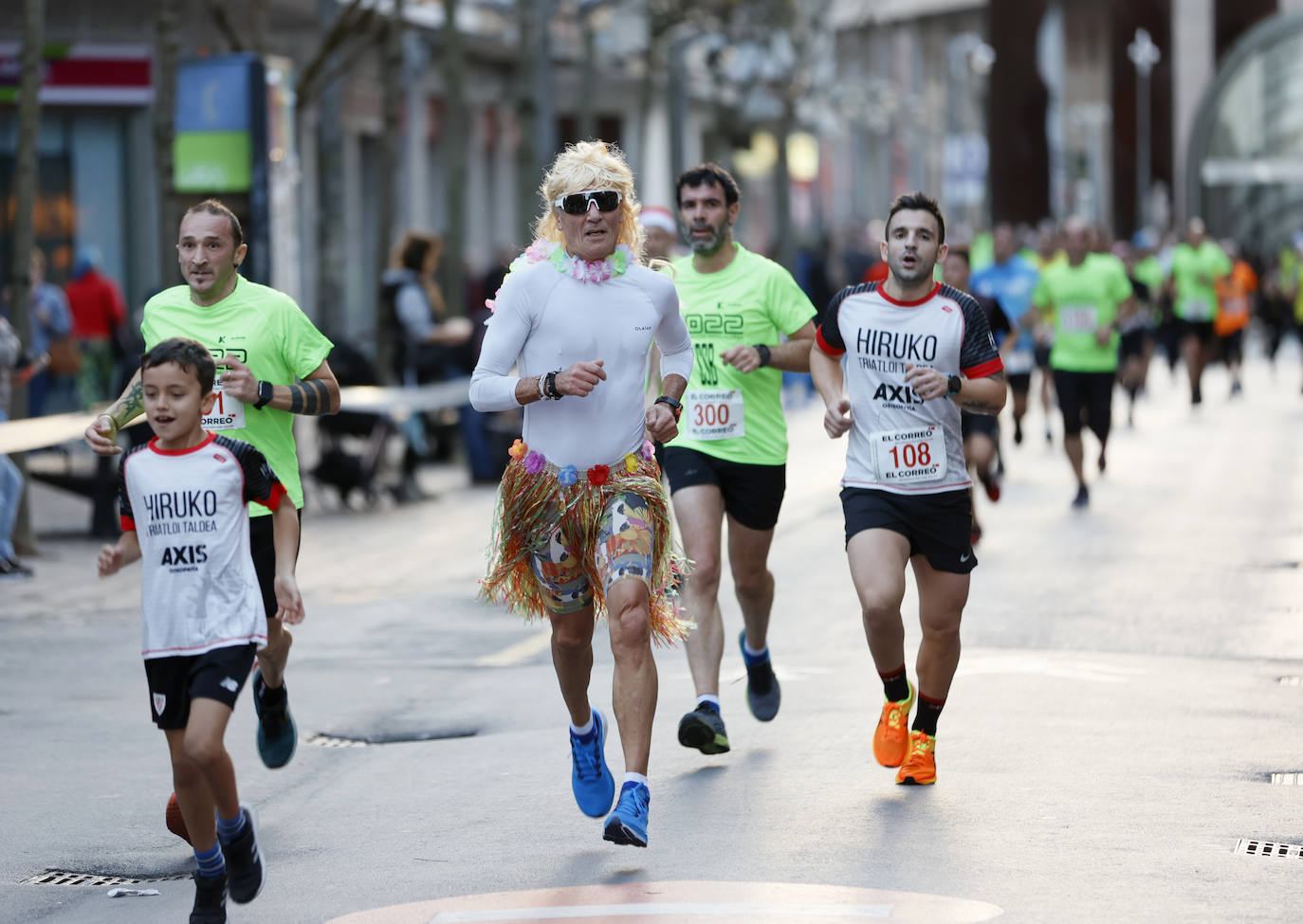 Muchos disfraces en la San Silvestre de Barakaldo.